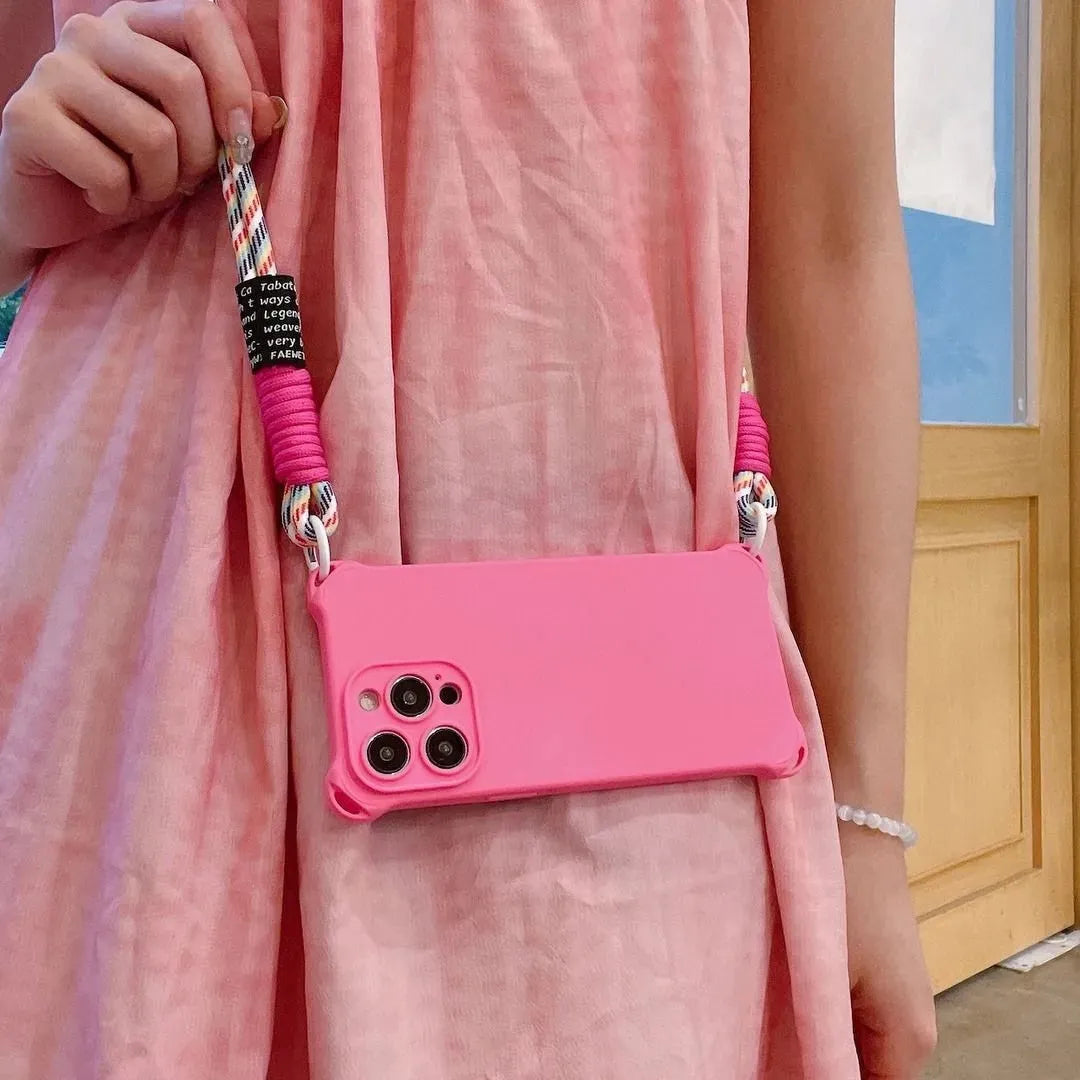Coque rose fluo portée sur l’épaule avec robe rose, vue latérale