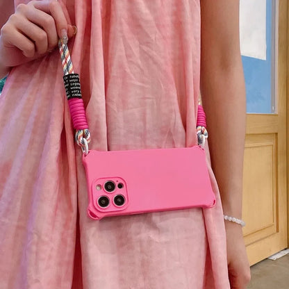 Coque rose fluo portée sur l’épaule avec robe rose, vue latérale