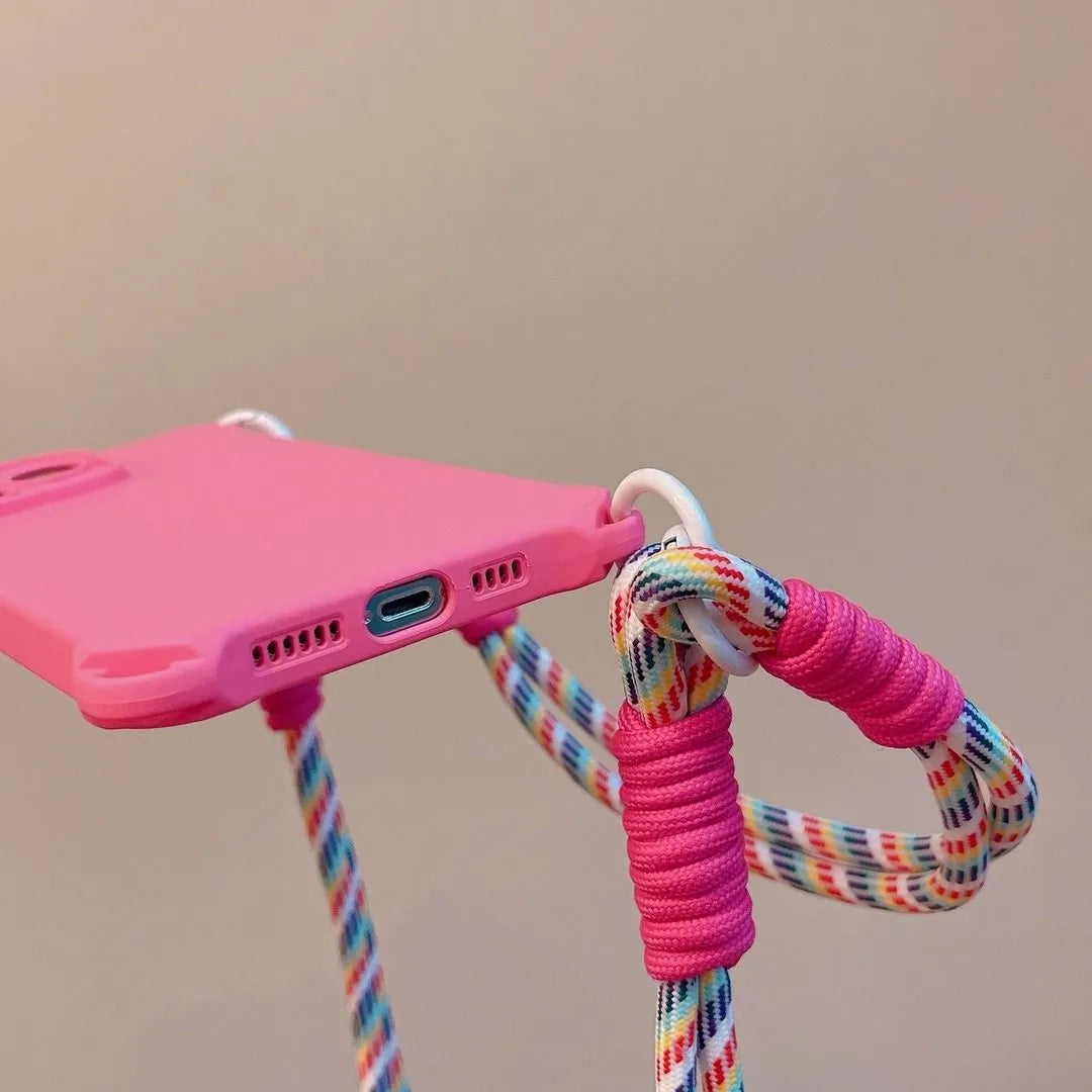 Détail du bas de la coque rose fluo montrant la fixation du cordon arc-en-ciel