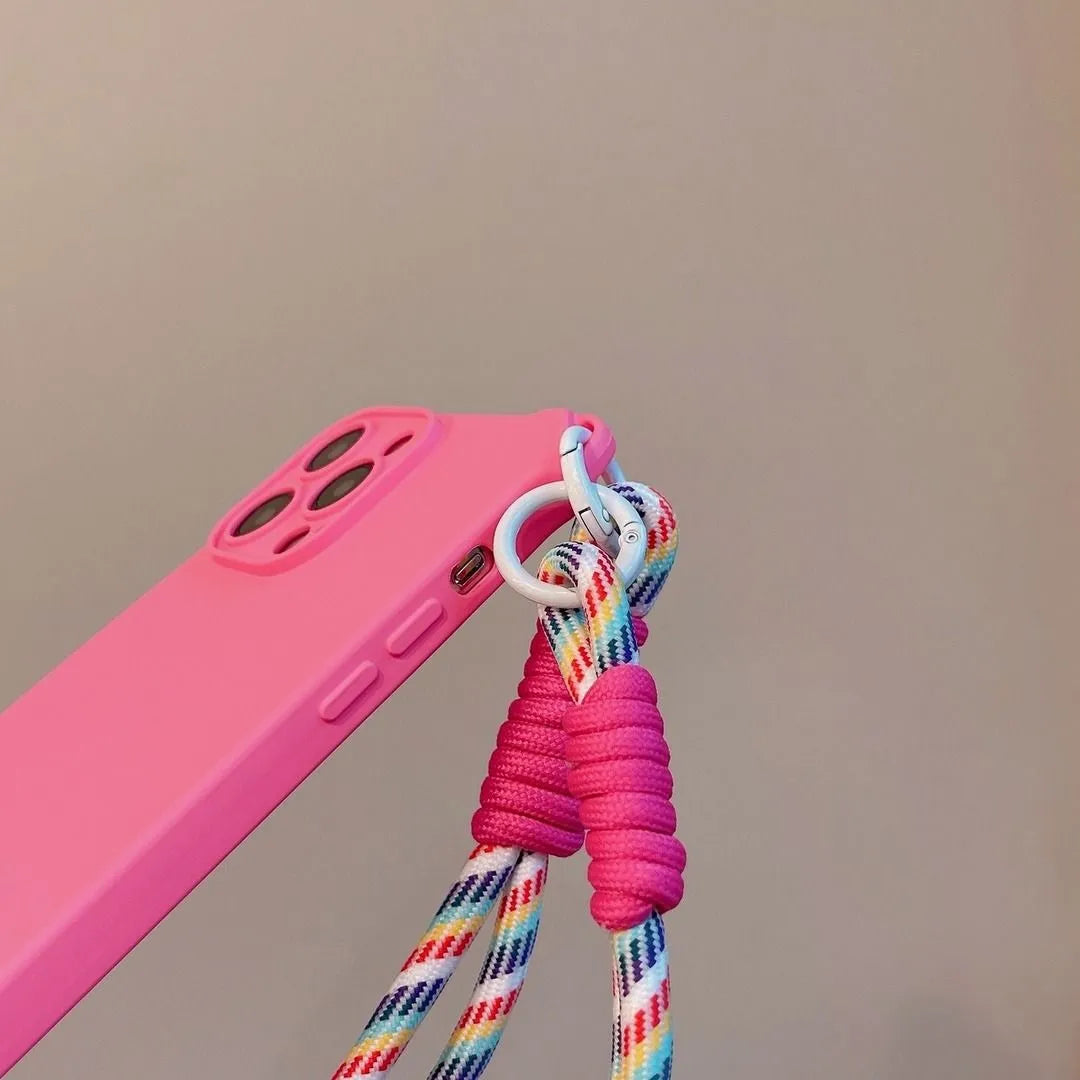 Détail latéral de la coque rose fluo montrant les boutons et la fixation du cordon