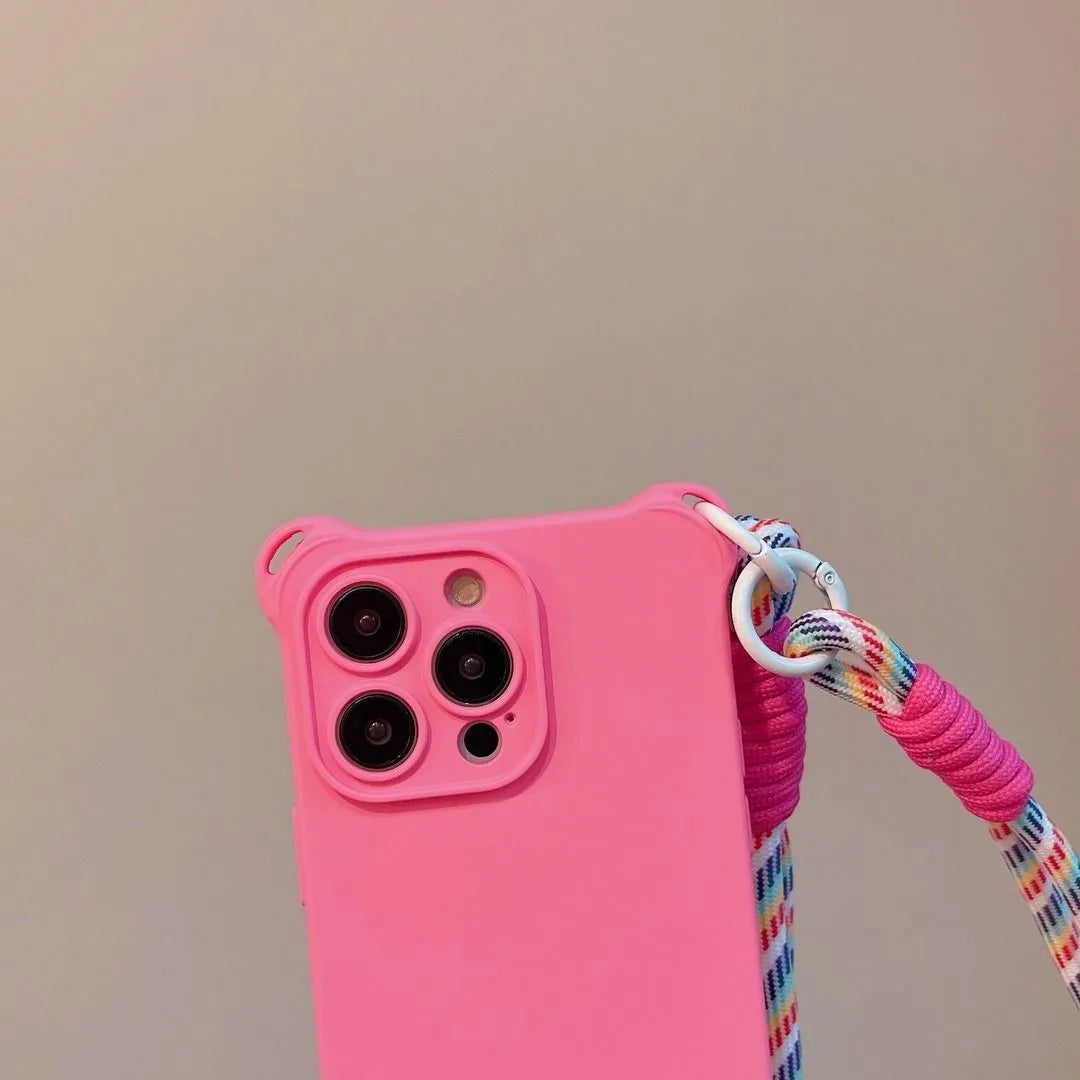 Vue arrière de la coque rose fluo en main avec mise au point sur l’appareil photo