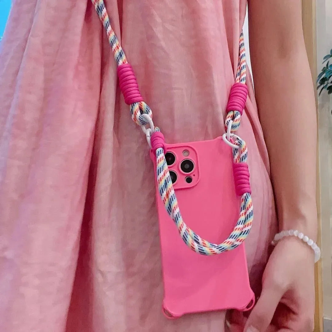 Coque rose fluo portée en bandoulière sur une robe rose, vue arrière