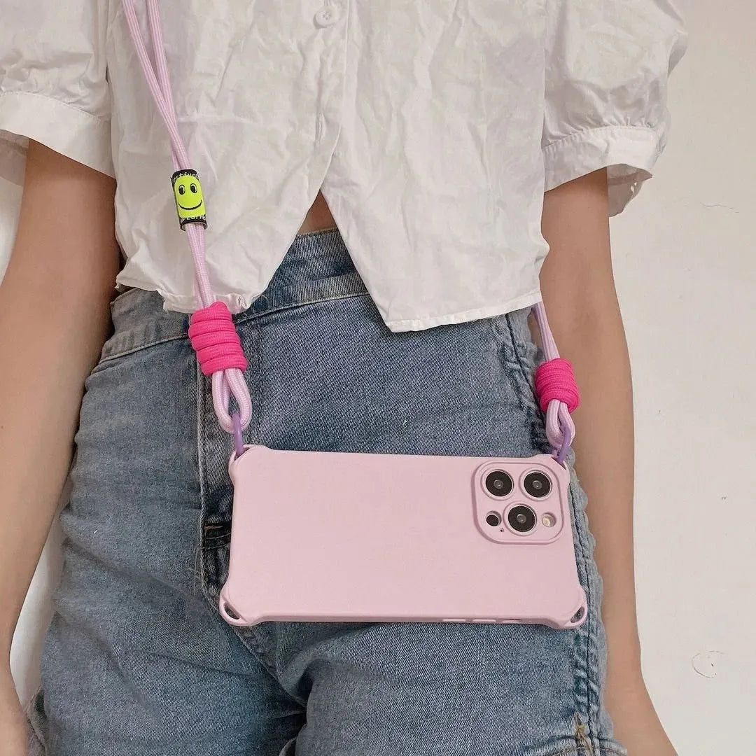Coque rose portée en crossbody sur une tenue décontractée en jean