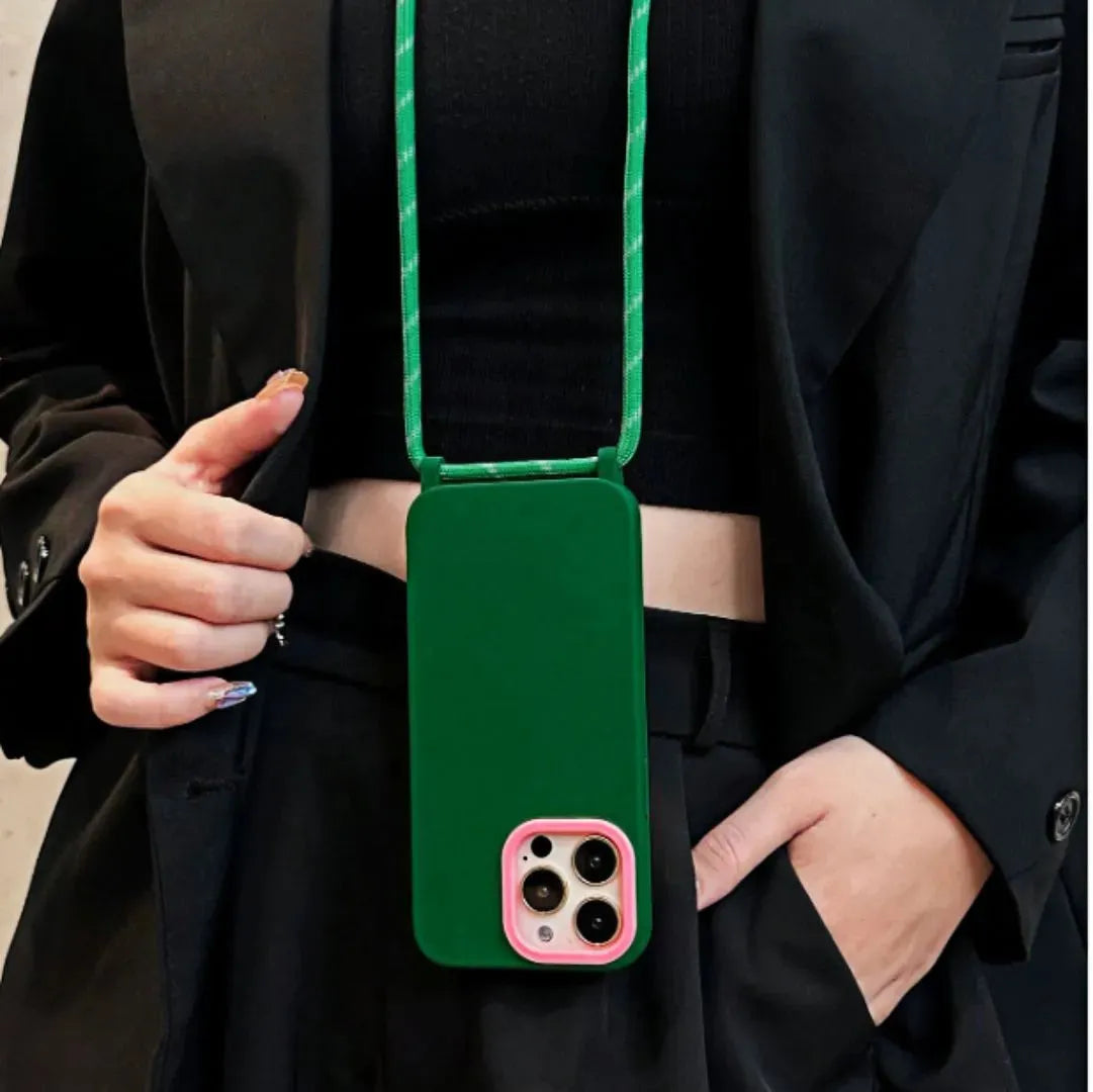 Coque verte avec liseré rose portée autour du cou, mise en avant contre un look noir élégant