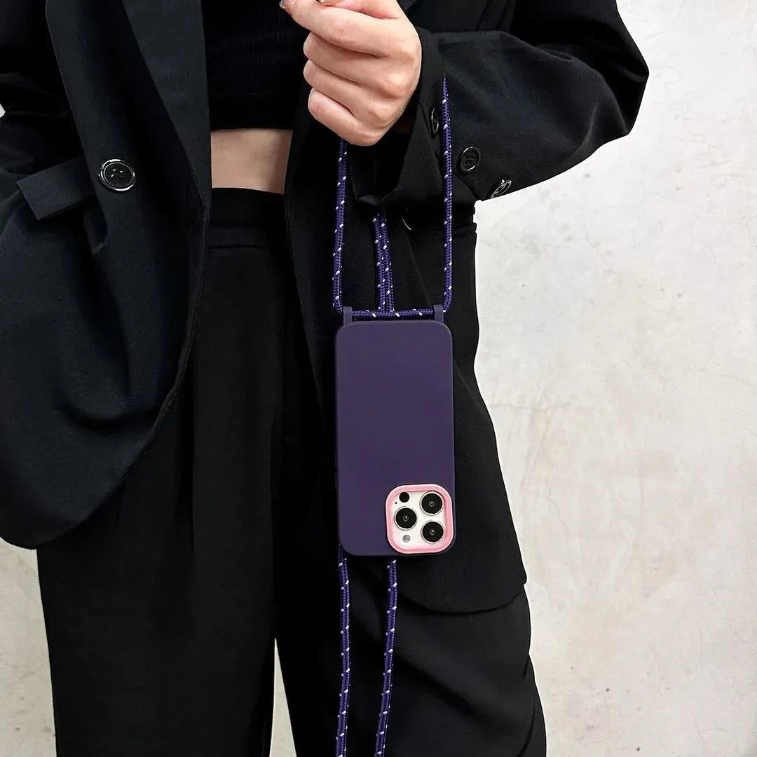 Photo lifestyle de face, modèle portant la coque violette à l’épaule