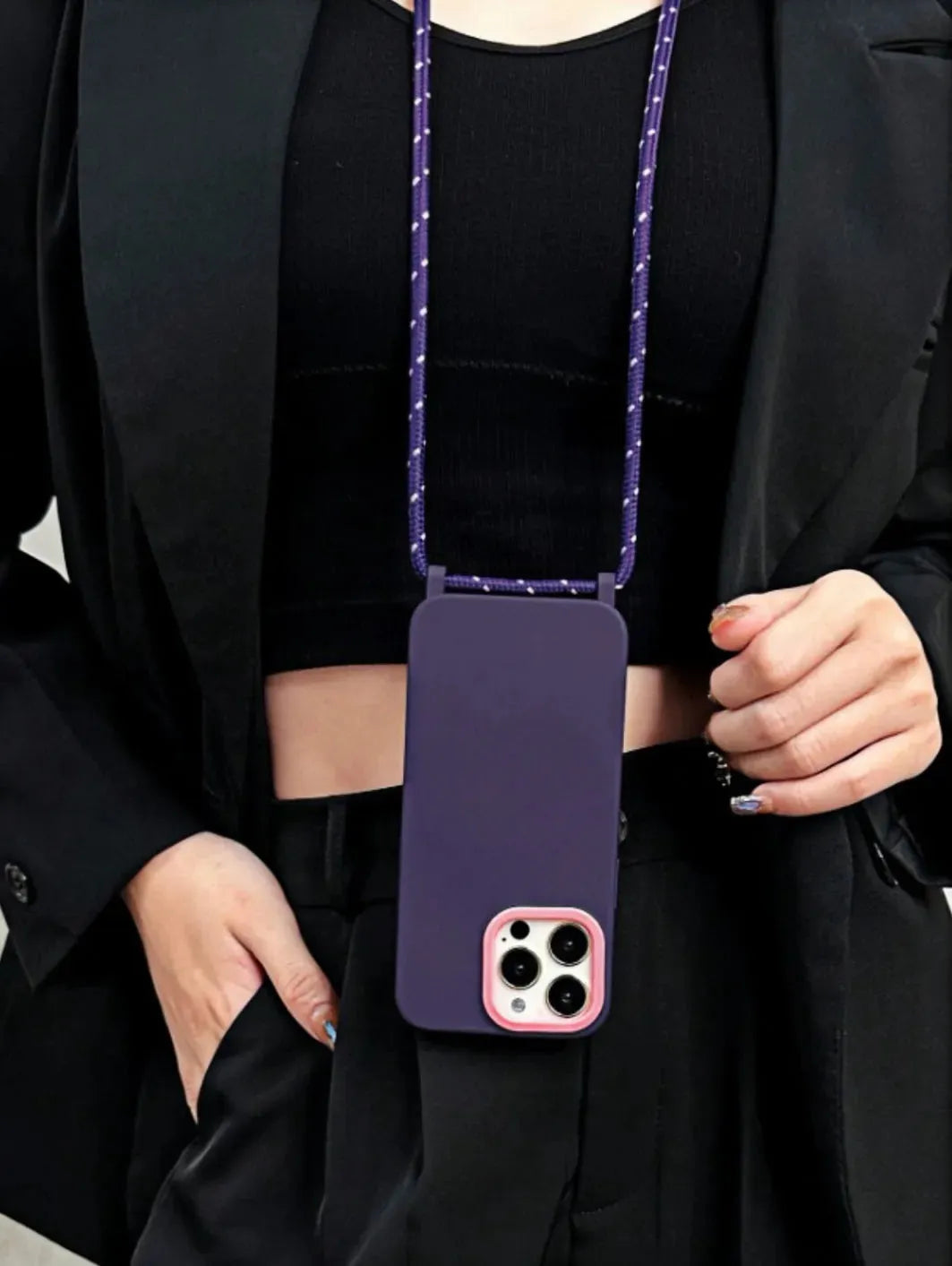 Mise en avant du porté central, cordon violet et tenue noire, vue de face