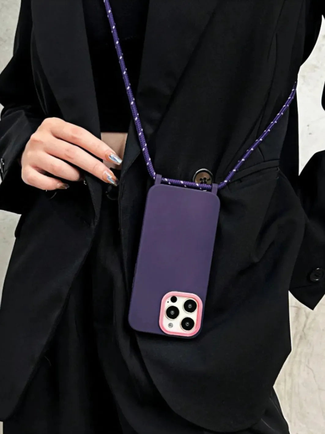 Coque violette en bandoulière, mise en situation mode avec tenue noire