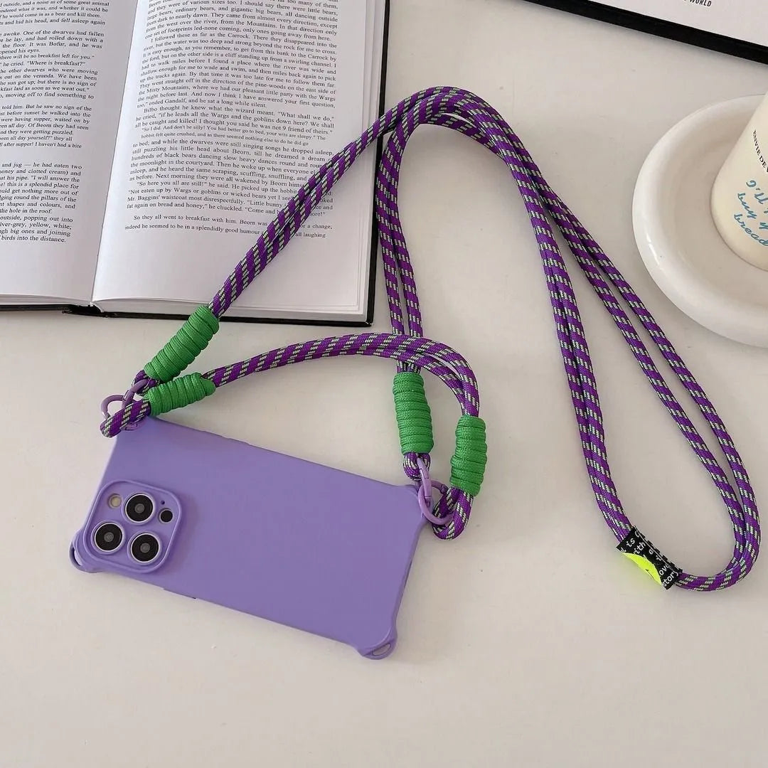 Coque violette posée à plat avec cordon violet et vert déployé