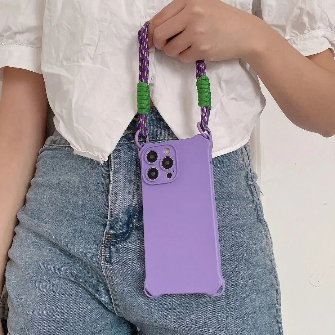 Coque violette portée à la main avec cordon court violet et vert