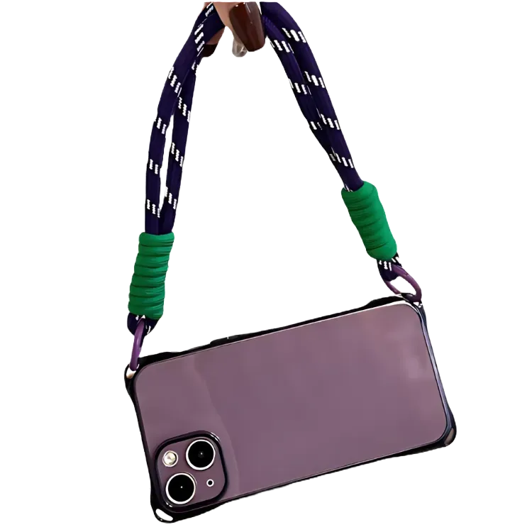 Coque violette transparente tenue à la main avec cordon violet et vert