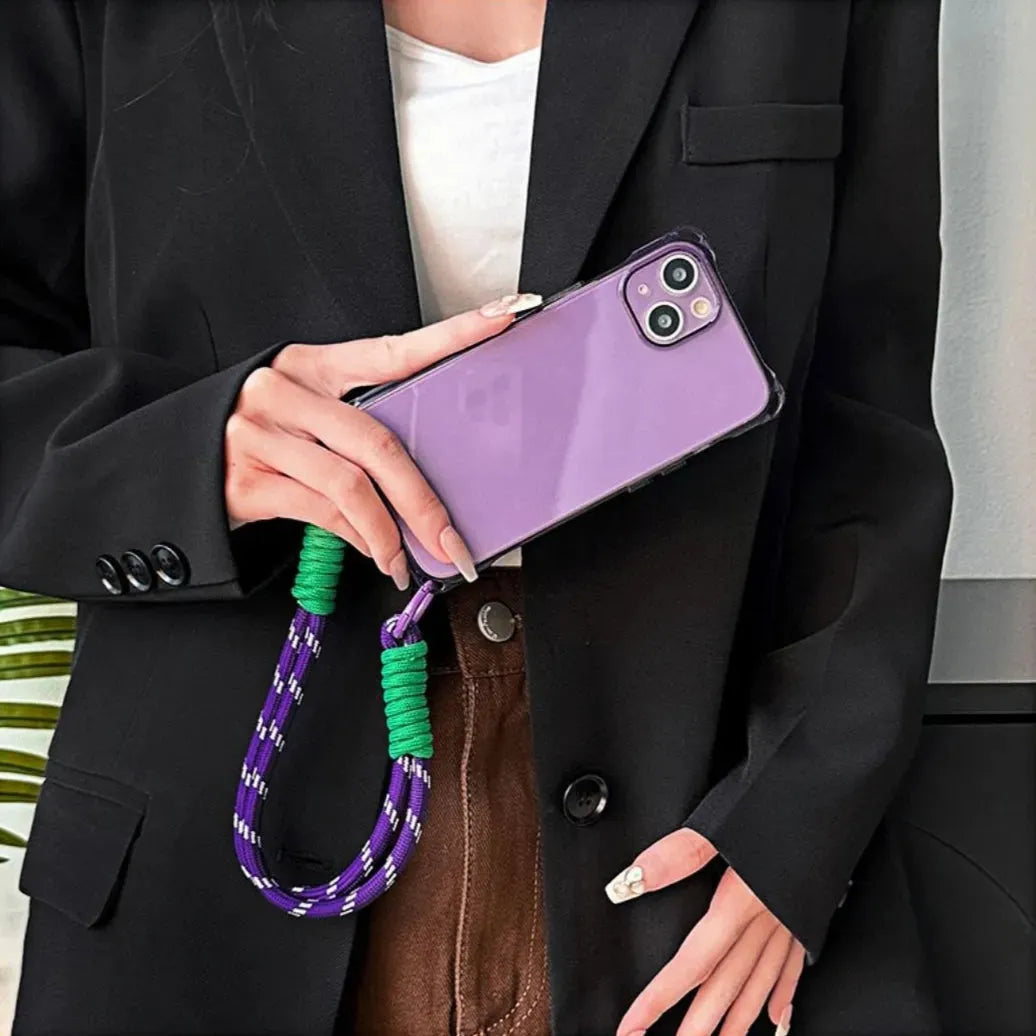 Femme tenant la coque violette transparente avec cordon court violet et vert