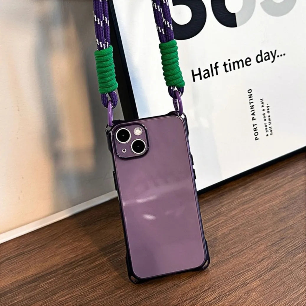 Coque bandoulière violette posée sur table avec affiche en arrière-plan