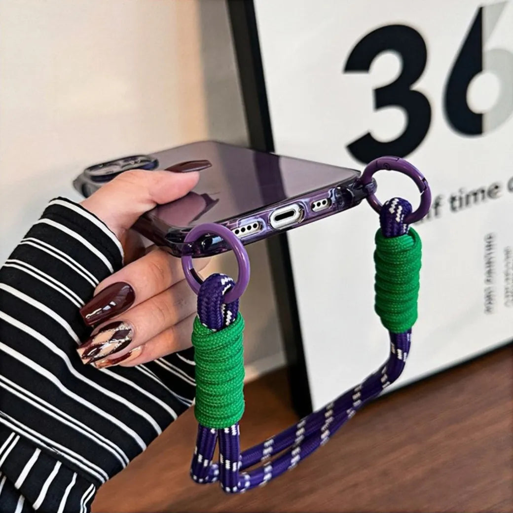 Zoom sur la connectique inférieure de la coque violette transparente