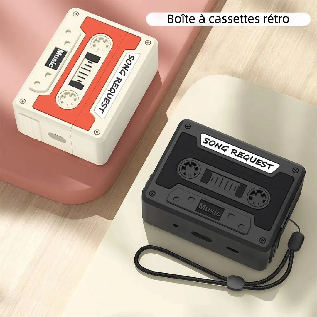 Boîtes cassette rétro rouge et noire pour AirPods posées sur surface bois