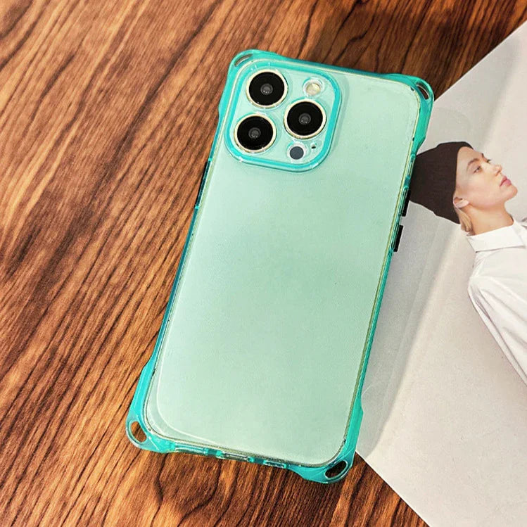 Coque transparente iPhone fluo verte, sans cordon – design épuré, posé sur fond bois et magazine mode