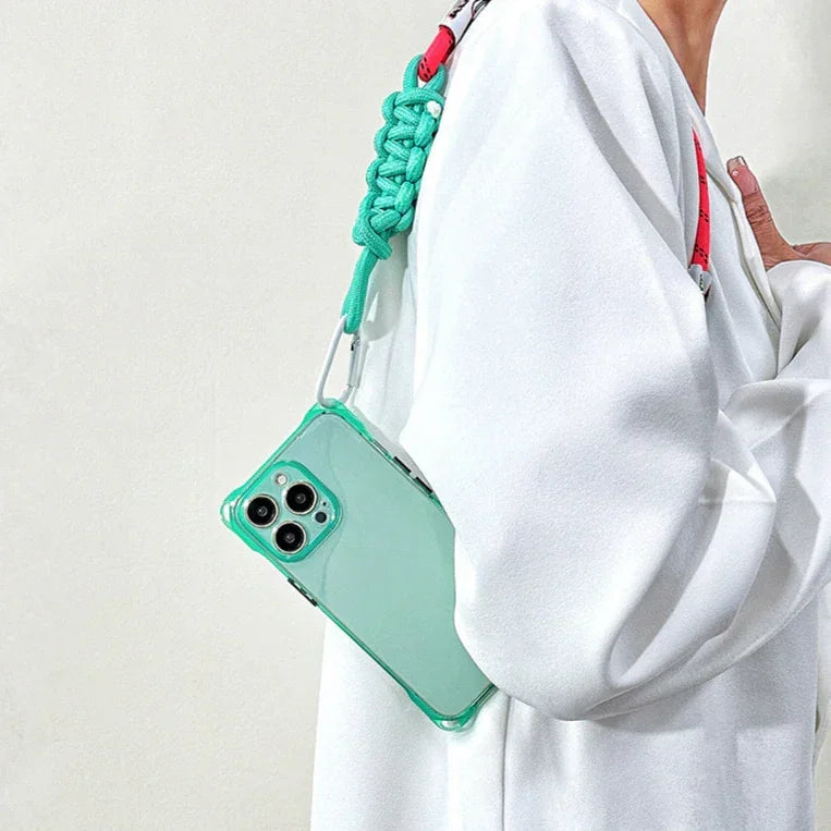 Coque iPhone transparente verte fluo portée à l’épaule avec cordon tressé coloré – look mode