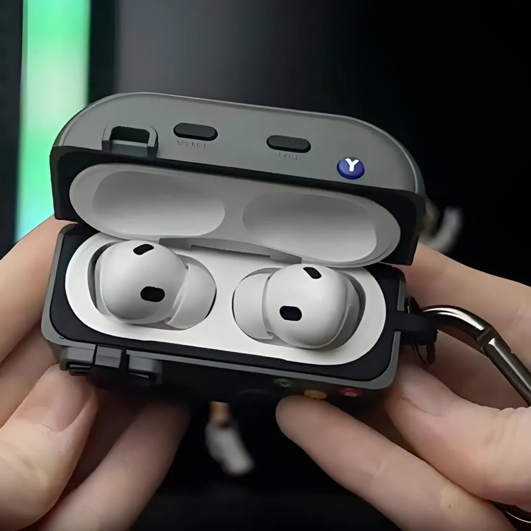 Étui manette rétro pour AirPods Pro 2 — vue intérieure avec écouteurs Apple insérés, coque de protection en silicone avec boutons vintage et mousqueton inclus.