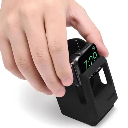 Insertion de l’Apple Watch dans un support rétro en silicone noir – compatible avec le chargeur Apple.