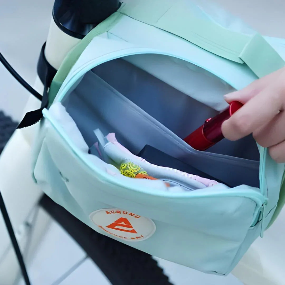 Vue intérieure d’un sac de cadre vélo vert – compartiments pratiques et doublure étanche