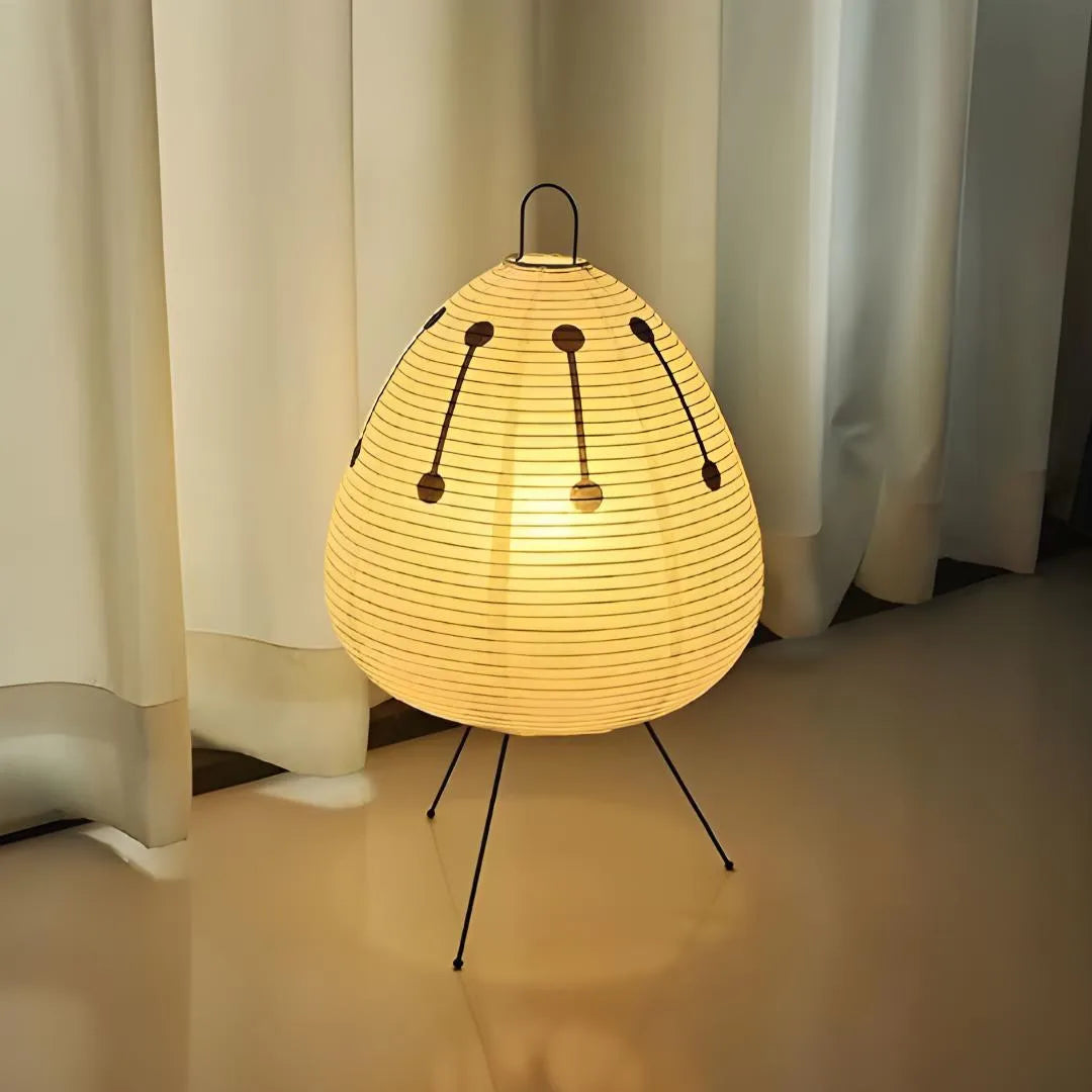 lampe papier paper moon coloré motifs devant rideaux blanc