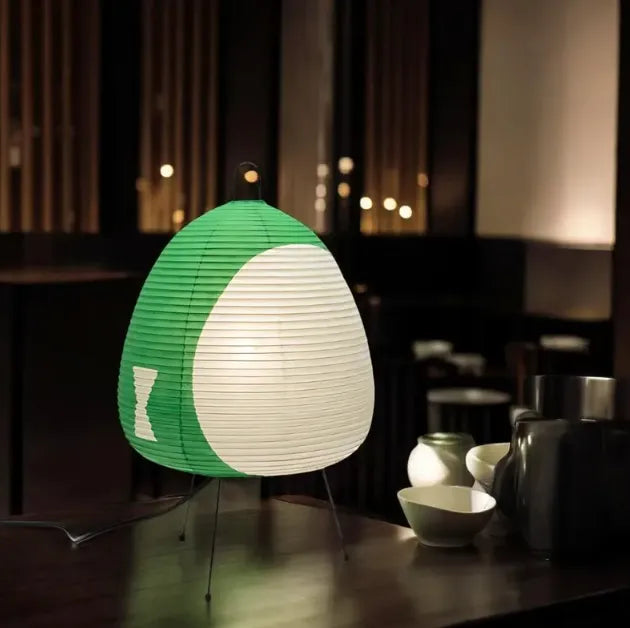 lampe papier akari noguchi verte sur table noire