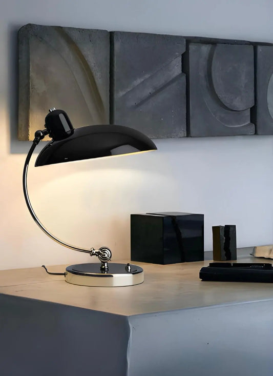 lampe vintage noire posée sur comptoir en béton, mur blanc décoration en béton sur le mur