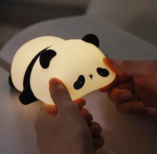 veilleuse panda dans des mains