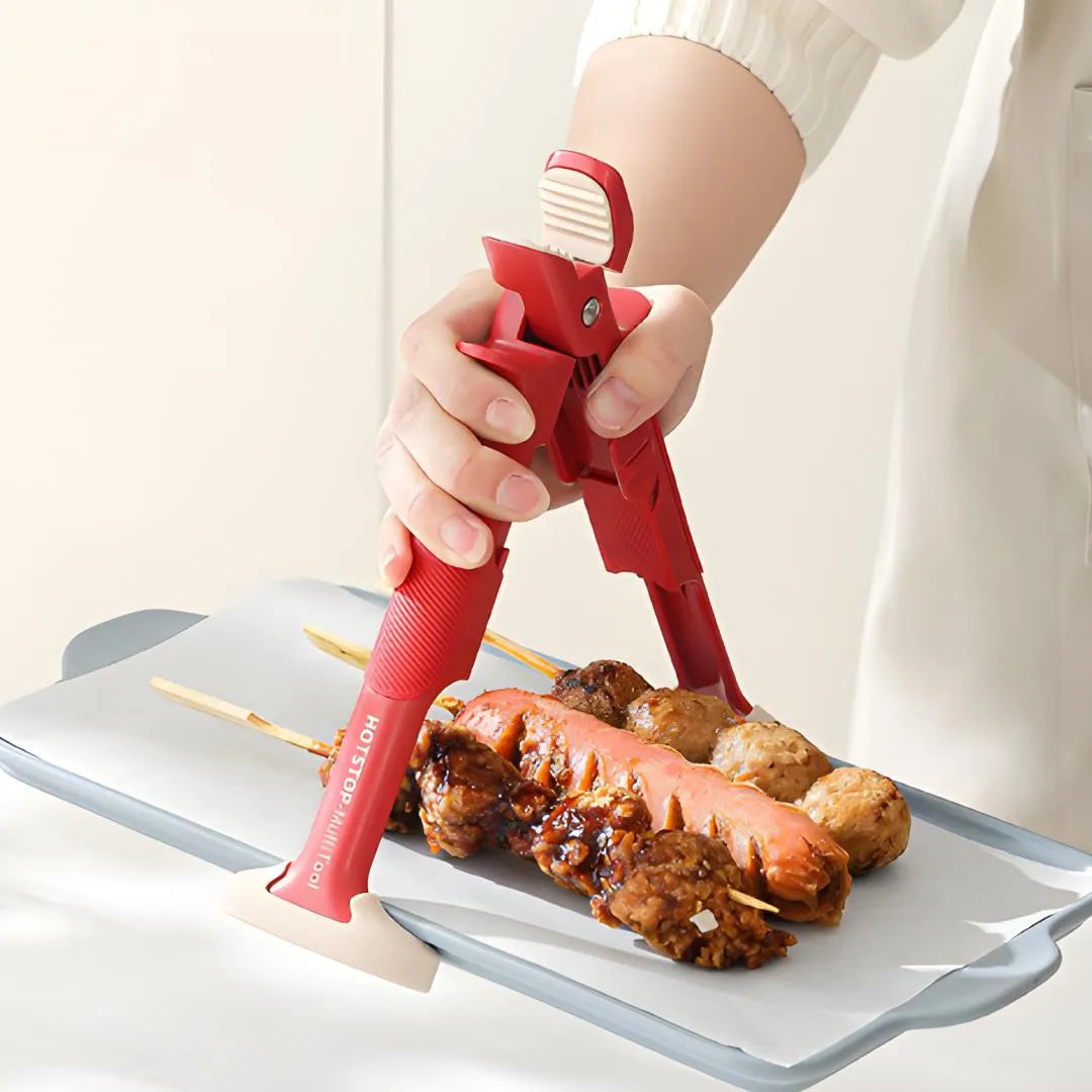 Pince multifonction HotStop en action pour soulever une assiette de brochettes chaudes sans se brûler