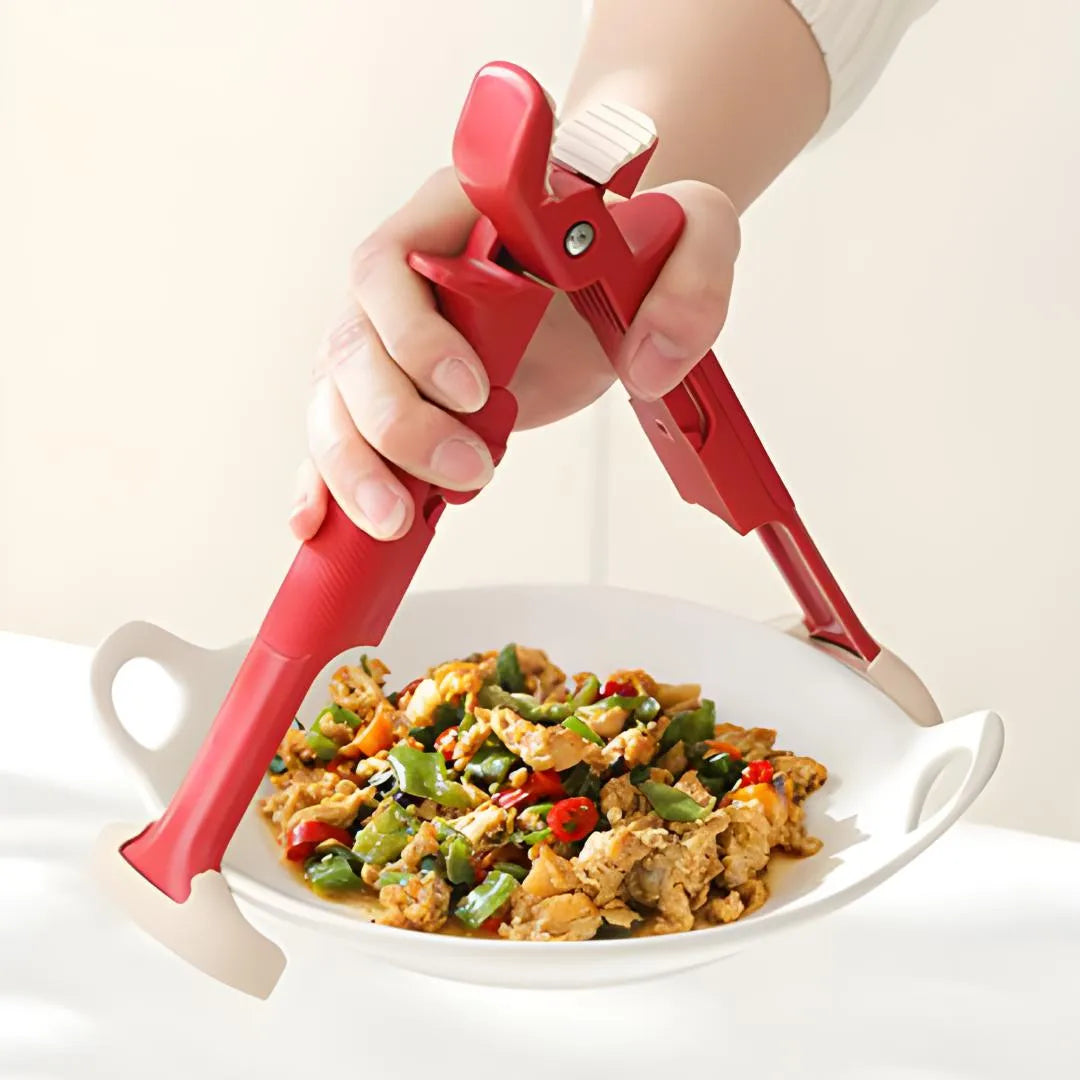 Manipulation d’un plat chaud rempli de légumes avec la pince de cuisine HotStop à double appui