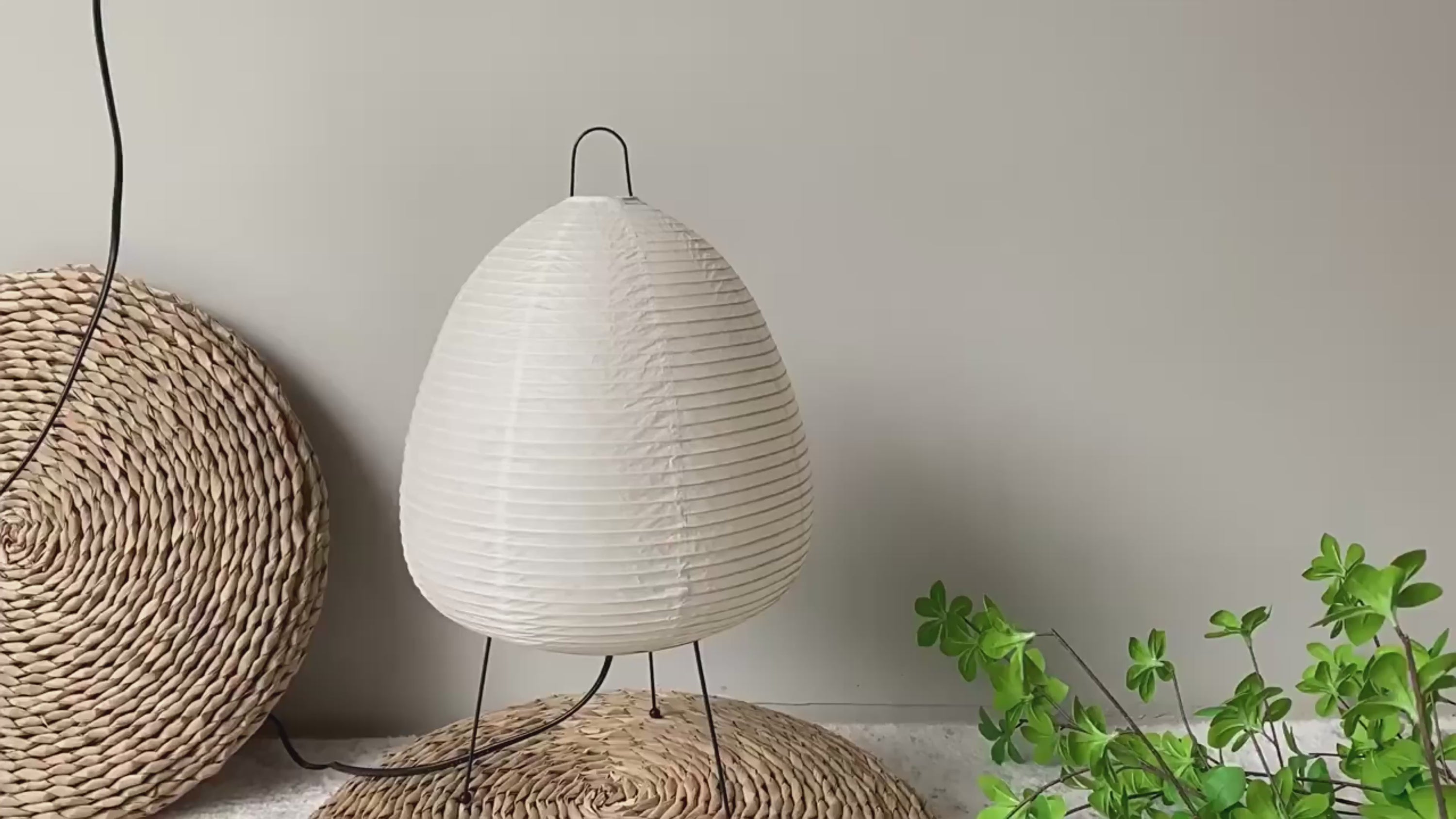 vidéo de 25 secondes produit lampe en papier japonais wabi sabi paper moon, d'abord éteinte puis allumée