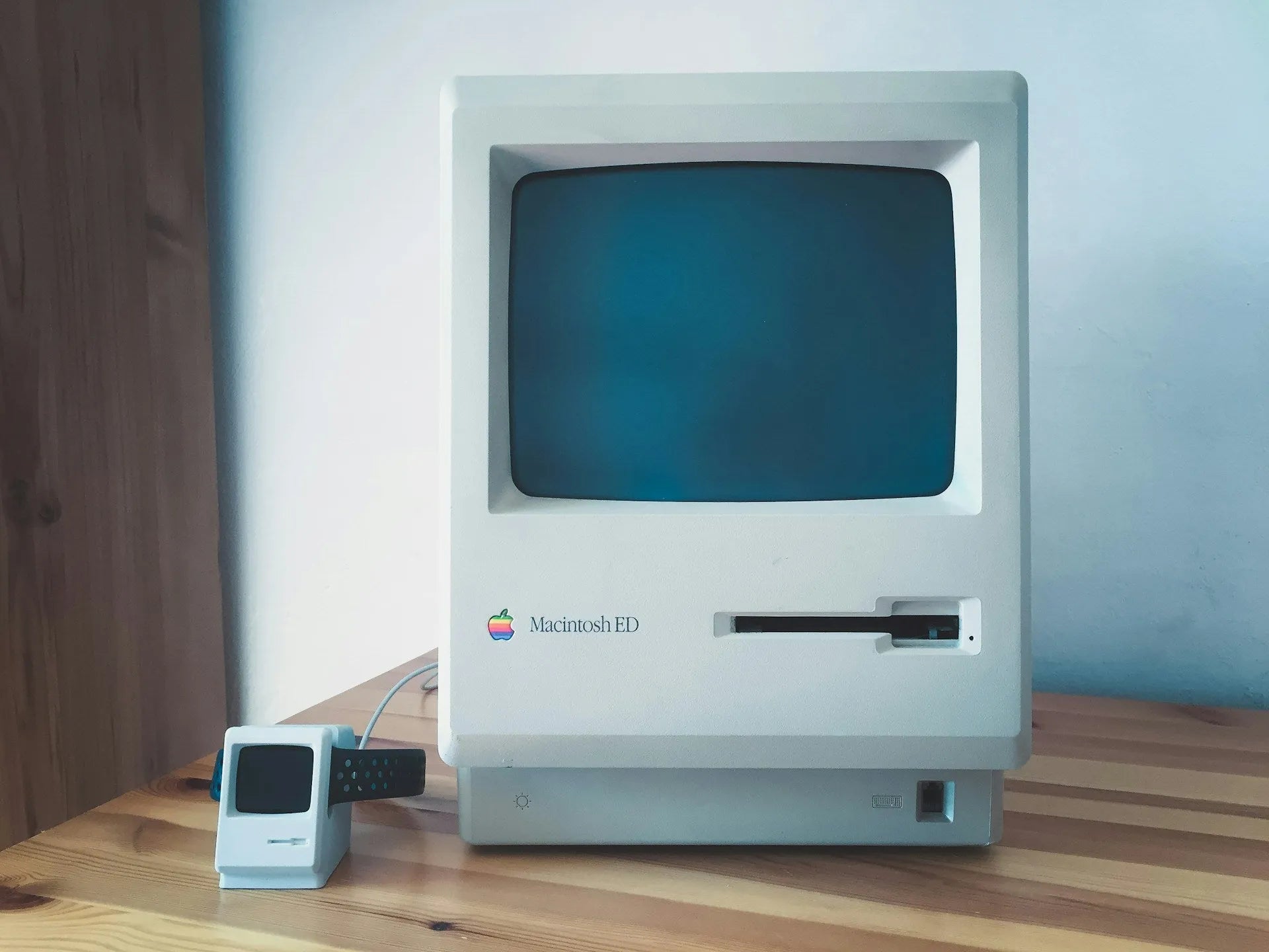 Photo claire d'un ancien ordinateur Apple Macintosh ED, source d’inspiration pour le design rétro du support Apple Watch.