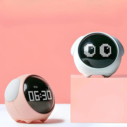 Deux réveils intelligents affichant l’heure et des yeux animés, sur fond rose pastel