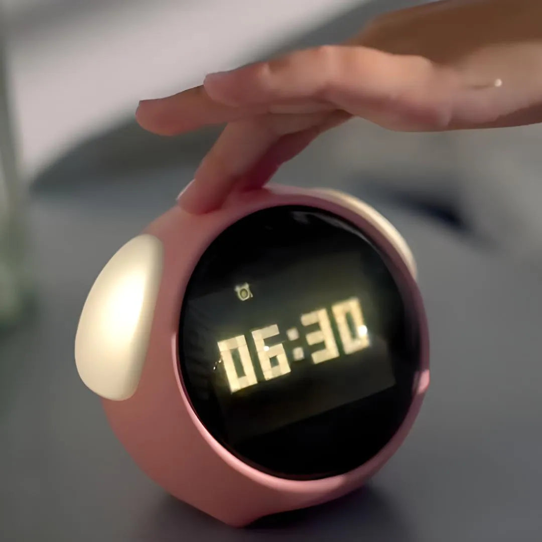 Main activant la fonction snooze d’un réveil LED rose avec éclairage latéral