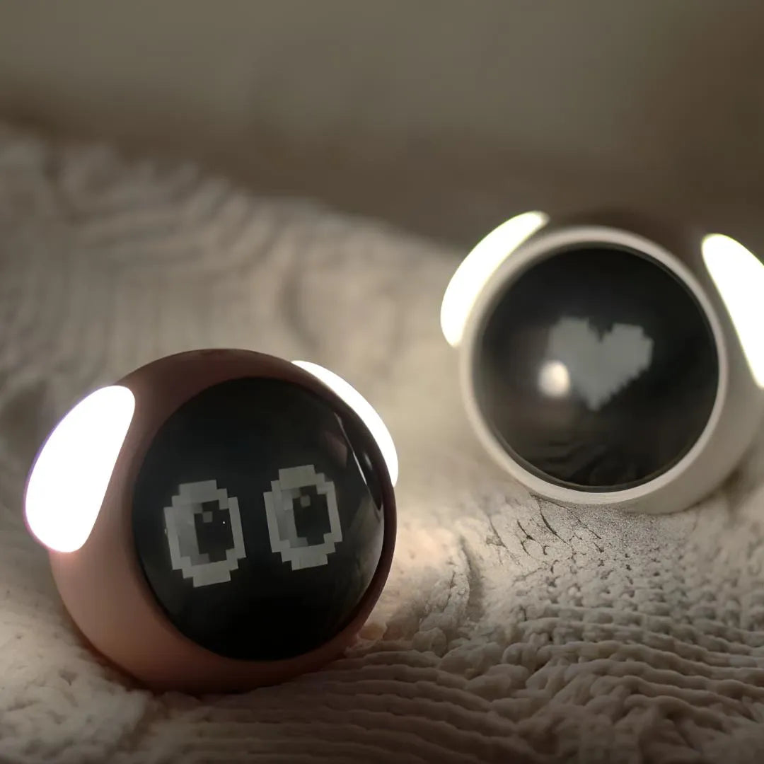 Réveils interactifs avec écrans affichant des yeux animés et un cœur pixelisé