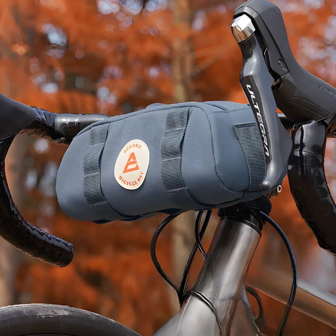 Sac de vélo bleu-gris attaché au guidon – parfait pour randonnée automnale