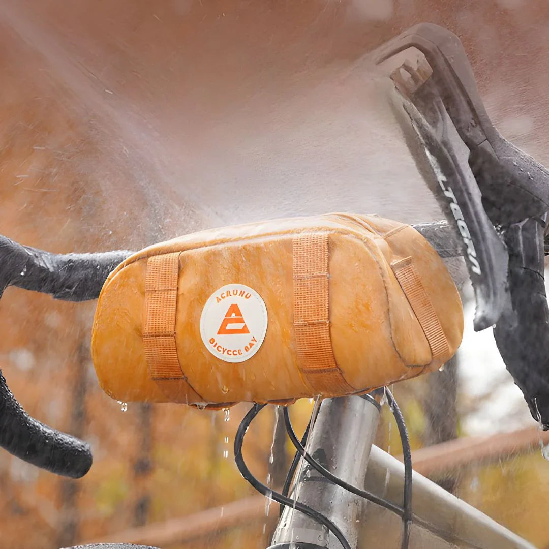 Sac guidon orange testé sous l’eau – démonstration d’imperméabilité en conditions réelles