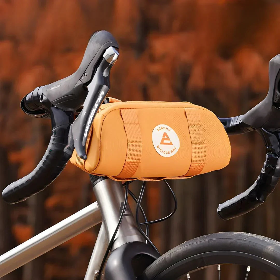Sacoche orange sur guidon de vélo – accessoire cycliste tendance et fonctionnel