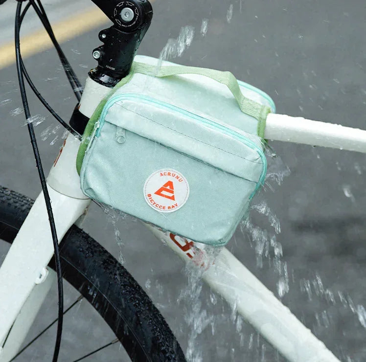 Sac de cadre vélo imperméable vert pastel – monté sur vélo de ville argenté