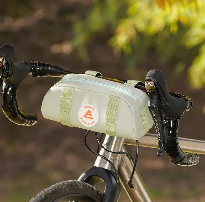 Sac de guidon vélo vert menthe installé sur vélo de ville – idéal pour trajets urbains