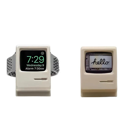 Apple Watch insérée dans un support vintage Macintosh – affichage horloge ou écran de veille rétro.