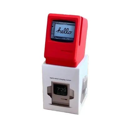 Support de charge rouge pour Apple Watch avec design rétro Macintosh, présenté sur son emballage d’origine, sur fond blanc