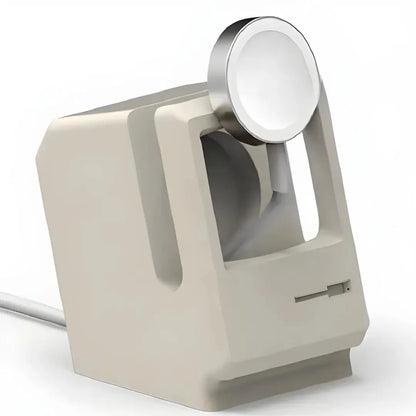 Support rétro Macintosh pour Apple Watch – insertion du chargeur magnétique visible.