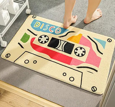 Tapis cassette blanc avec accents disco, style rétro funky dans une salle de bain contemporaine