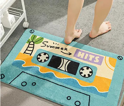 Tapis cassette bleu clair sur sol de salle de bain, déco originale et nostalgique