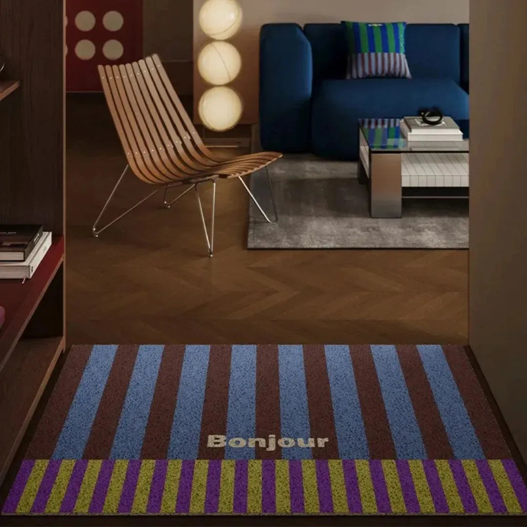 Tapis d’entrée Bonjour à rayures posé dans un salon vintage avec fauteuil bois cintré
