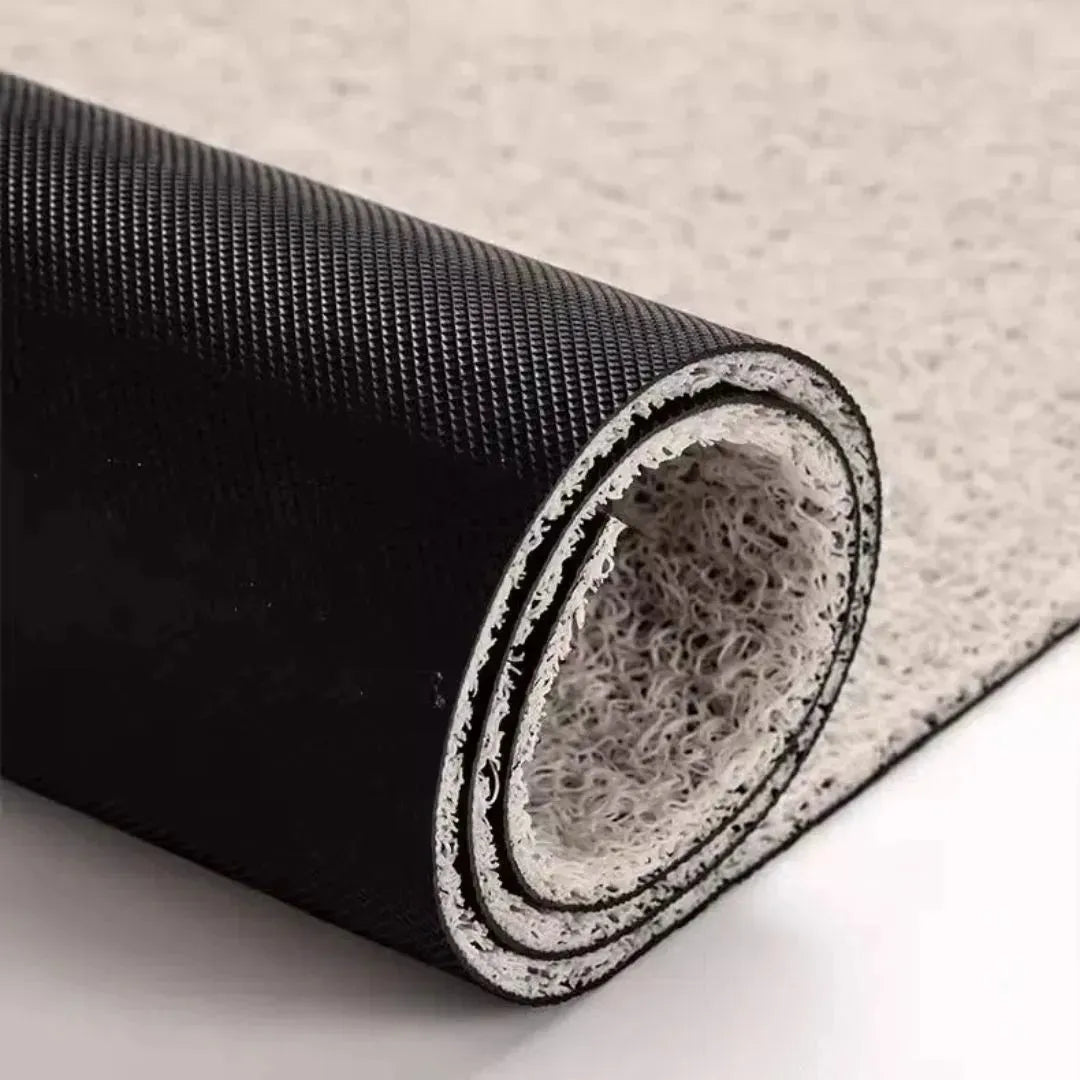 Dos antidérapant d’un tapis en PVC roulé sur fond blanc