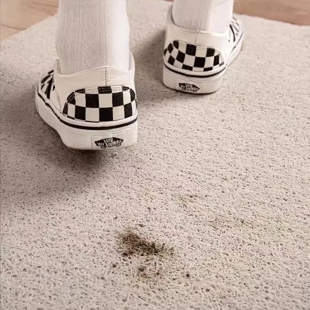Tapis anti-saleté en PVC avec chaussures sales posées dessus