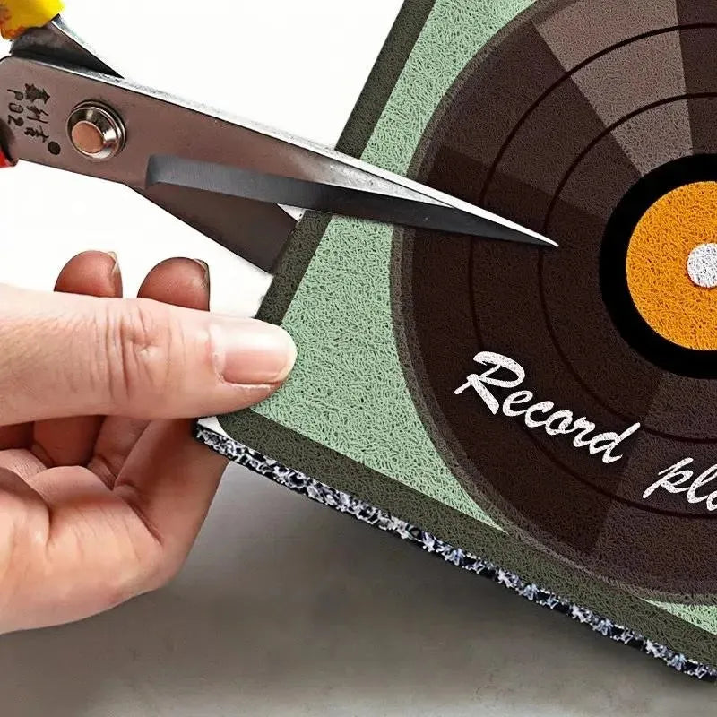 Gros plan sur un tapis vinyle vert découpé aux ciseaux, texture flexible