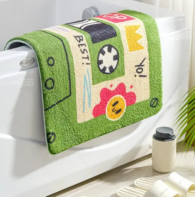tapis de bain cassette rétro de couleur verte posé sur le coté d'une baignoire blanche