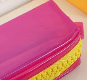 Vue latérale d’une trousse rose à zip jaune – design flashy et pratique pour fournitures